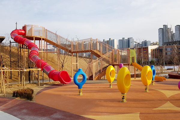 Pongpong Playground with 'Save the Children'