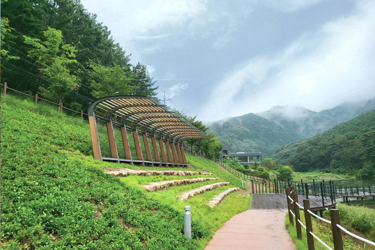 Daedeokji Rest Area in Daegu