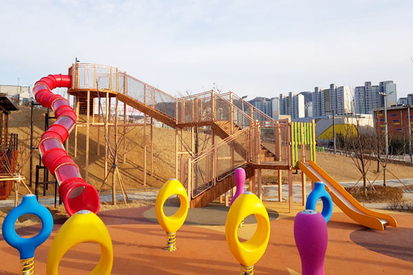 Pongpong Playground with 'Save the Children'