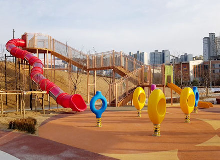 Pongpong Playground with 'Save the Children'