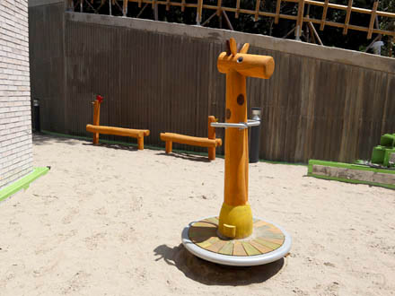 Giraffe Turning Stage